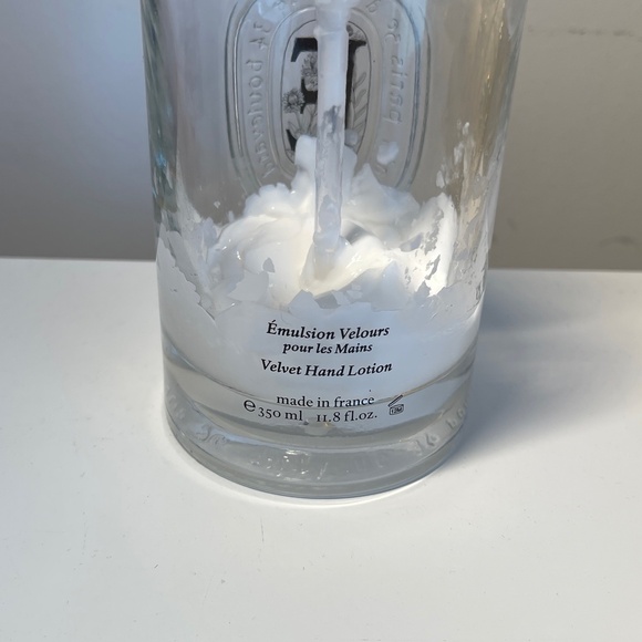 Diptyque Velvet Hand Lotion in glass container 350ml - Picture 4 of 5